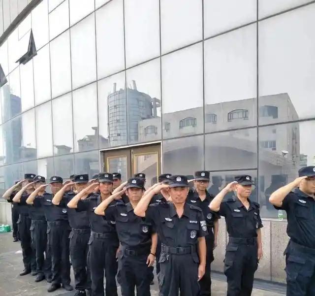 痛失好局，瑞士主帅雅金在球队被卡塔尔绝平后怒摔水瓶