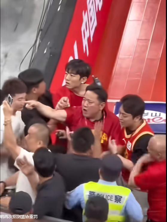 罗马诺：曼联2月就和安德雷桑托斯经纪人沟通，维韦尔了解他