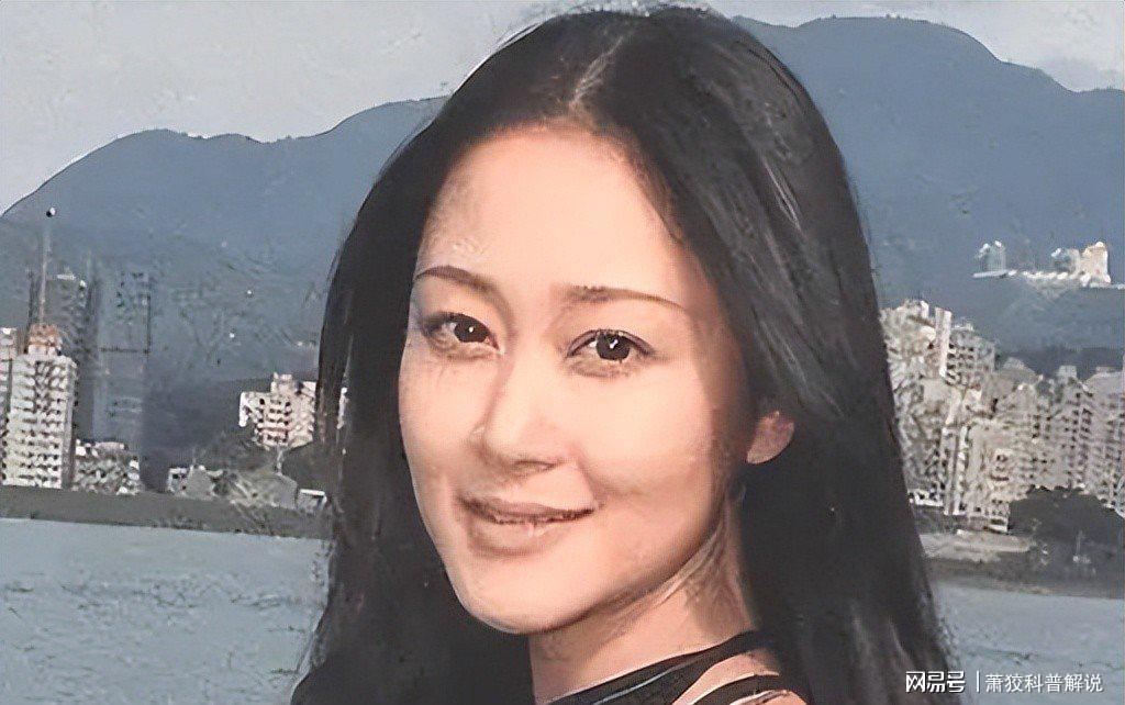 贝尔萨定妆照看向地面引争议,博主:因为他觉得自己不是模特