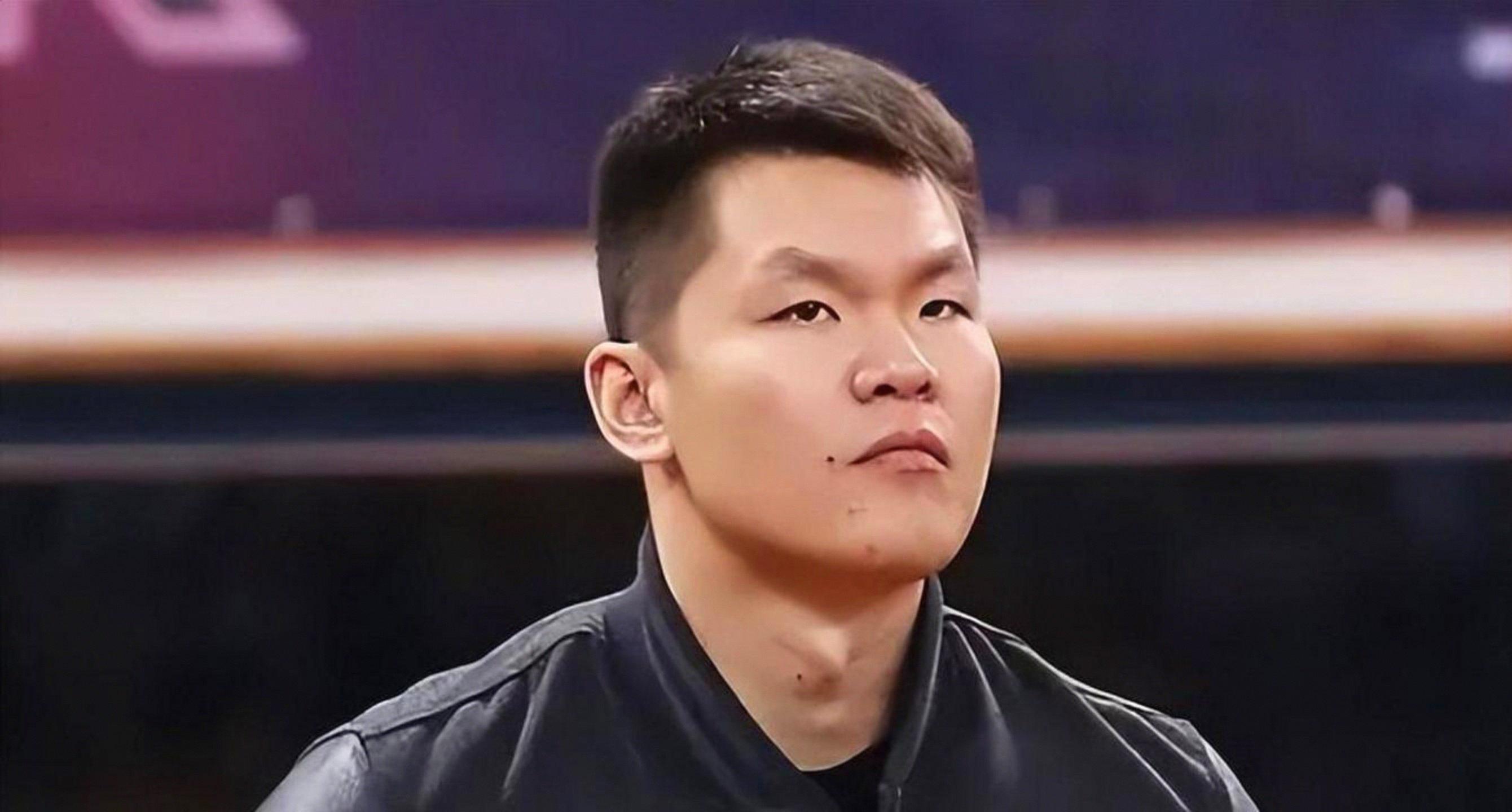 痛失好局,瑞士主帅雅金在球队被卡塔尔绝平后怒摔水瓶