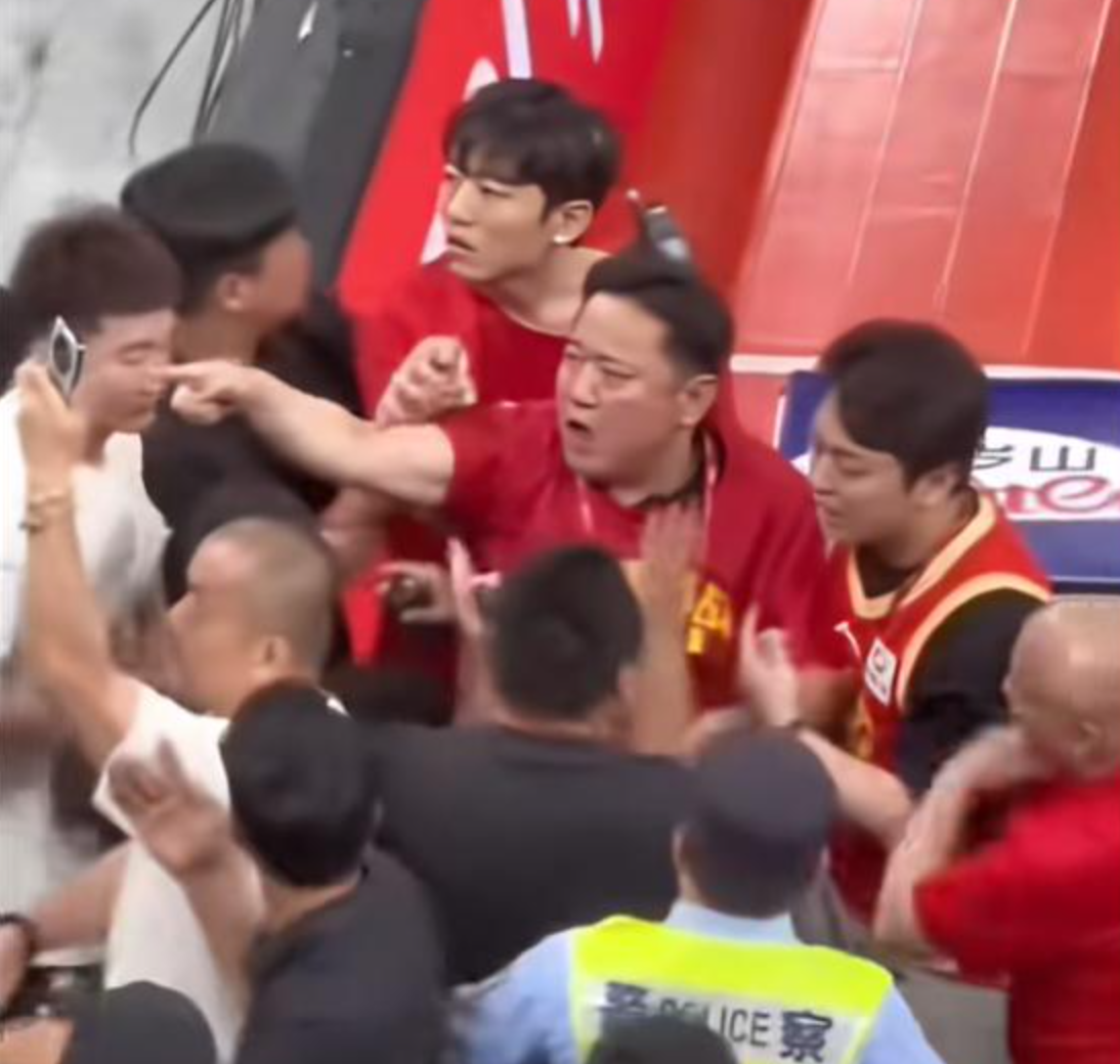马刺队友谴责尼克斯球迷扔鸡蛋 文班亚马本人却无所谓
