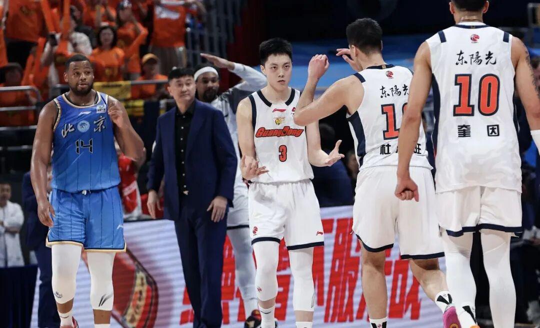 突发!福克斯取关马刺,字母哥交易倒计时,快船计划追求FMVP