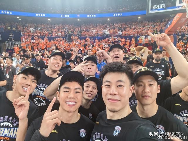 3年2.2亿！曝三方交易啊！杰伦布朗或换字母哥