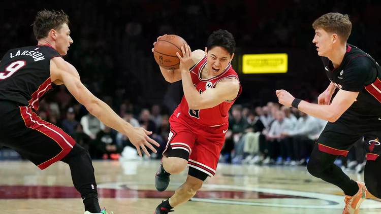 火箭两年合同签下签湖人后场大闸,他们并没有使用全额中产特例?