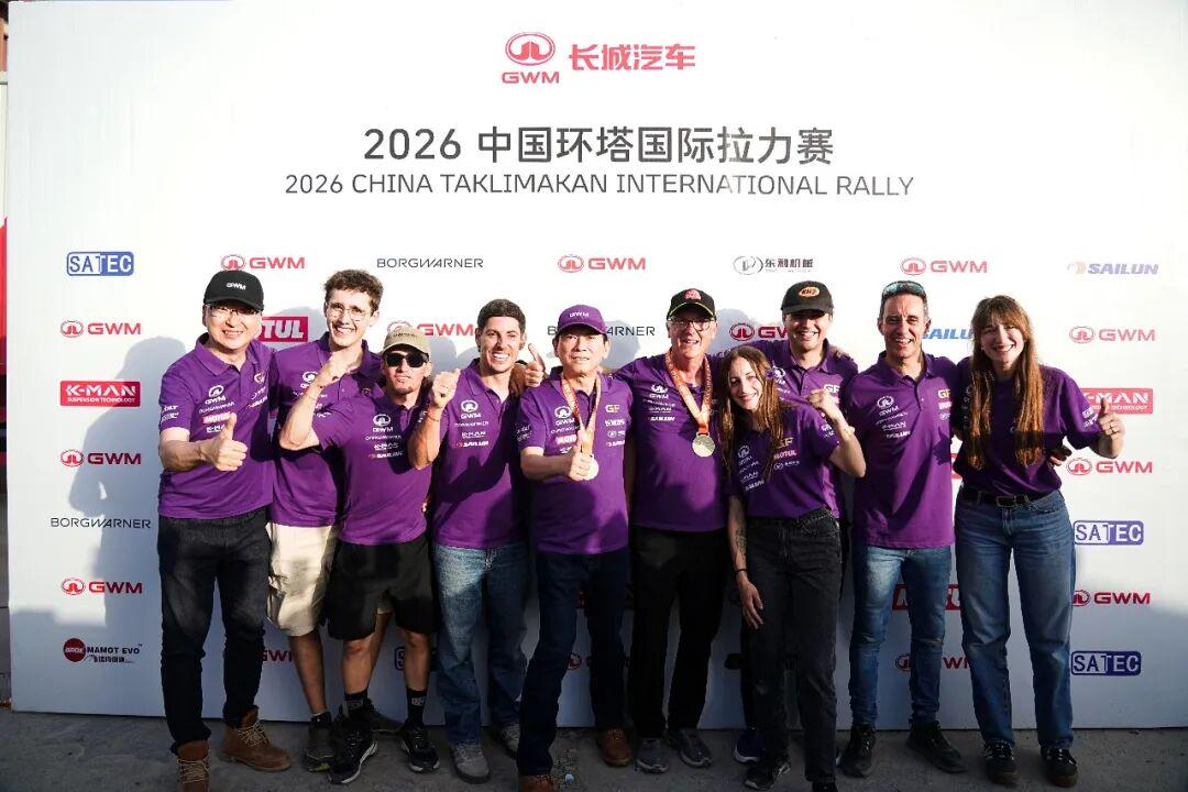 NBA官方晒总冠军定妆照:尼克斯17人出镜 索汉和杰米森没拍上?