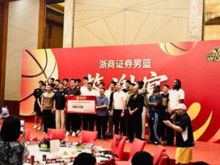 星空体育-火箭一夜4消息！范乔丹降薪+伊森4年8000万？谢泼德距主控差一步