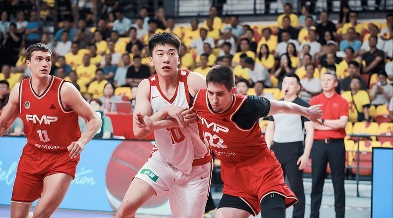 NBA官方晒总冠军定妆照:尼克斯17人出镜 索汉和杰米森没拍上?