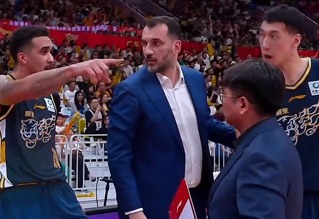 同样是NBA传奇巨星，为何科比营销害人，詹姆斯营销却无害？