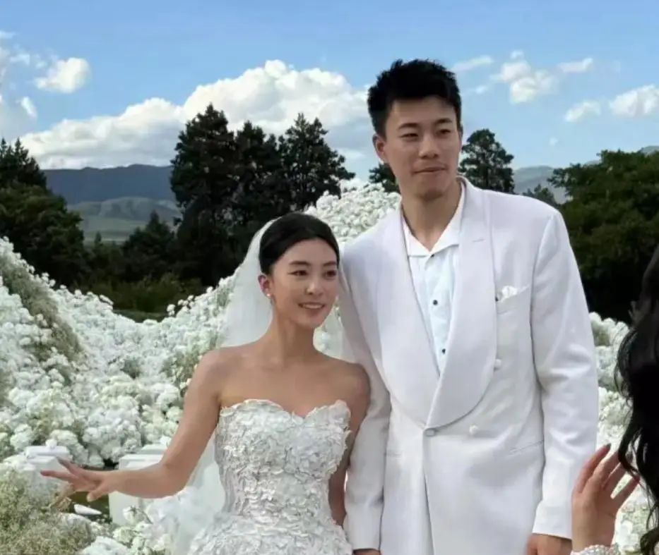 吃饭睡觉打马刺！尼克斯本赛季获得双冠王，对手都是马刺