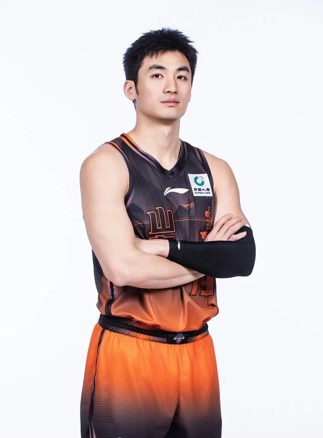星空体育NBA头牌詹姆斯的"被低估"困局:5.8亿赚了23赛季,他还在被压价?