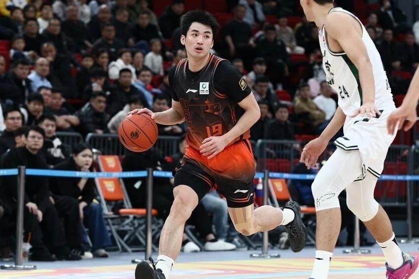 绝妙,湖人队新阵容被NBA评论员比尔·西蒙斯起绰号“Snowtime”