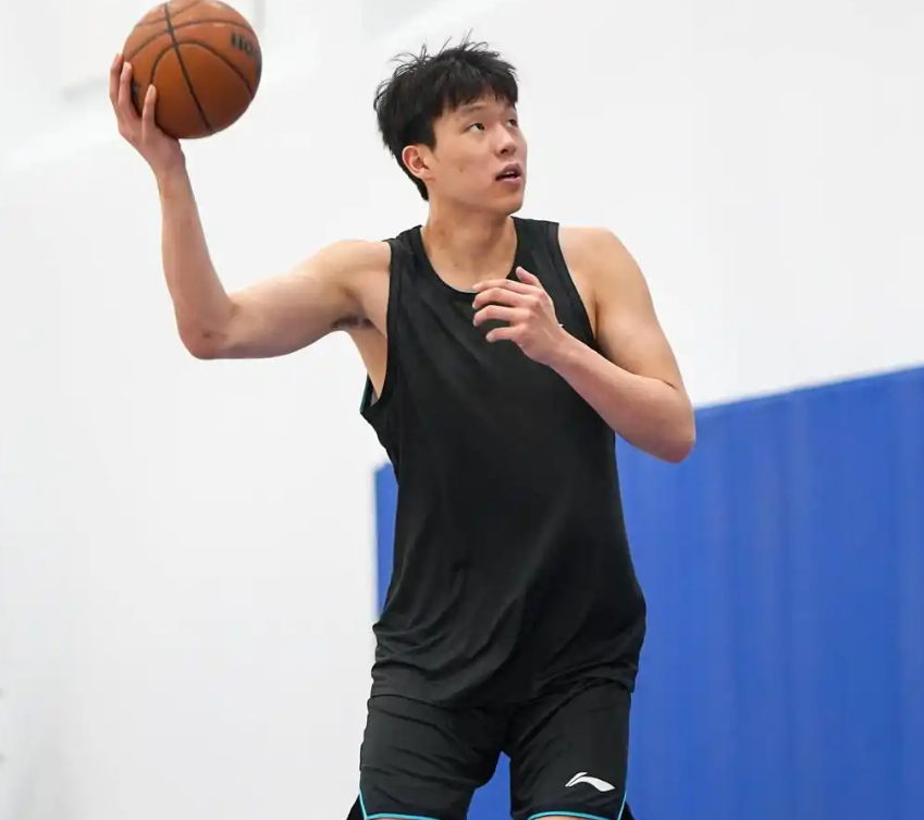 68岁临时工带进总决赛:金骑士换帅赌赢,西区黑马杀穿三强