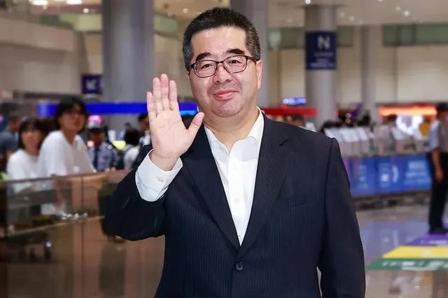 星空体育-大争议！马刺老板之子留言福克斯妻子“赶人”：享受圣城最后一夏