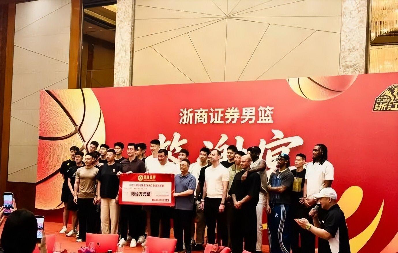 罗马诺：纽卡接近签下阿贾克斯18岁中场斯图尔，总价超2500万欧