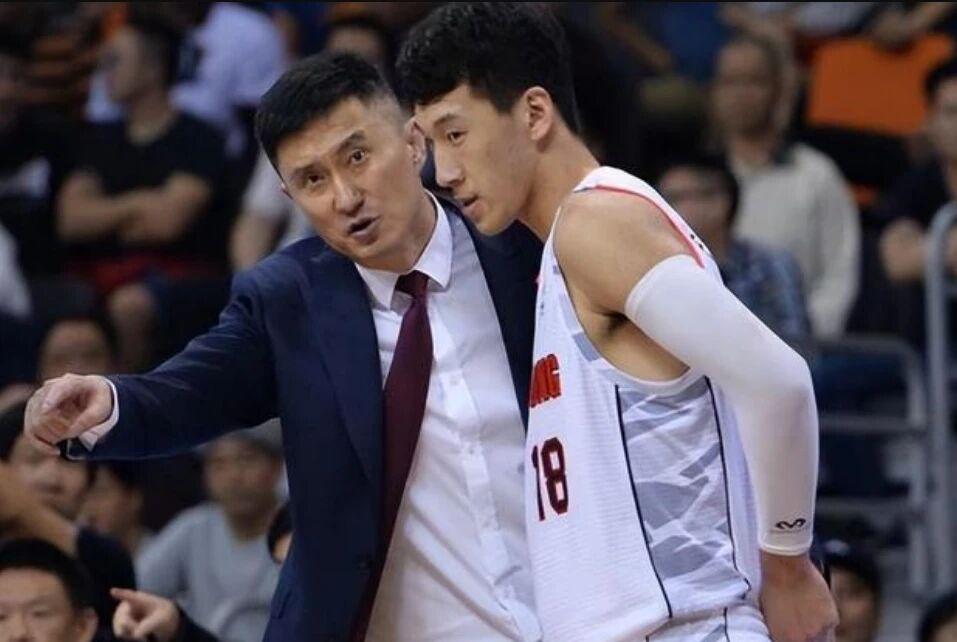 饿了?拉门斯被拍到在比利时替补席啃苹果
