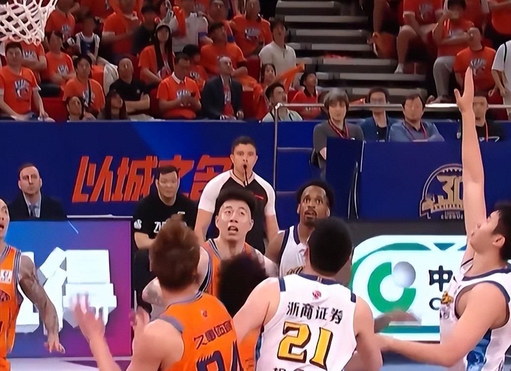 道伊尔高尔夫锦标赛第三轮单独领跑